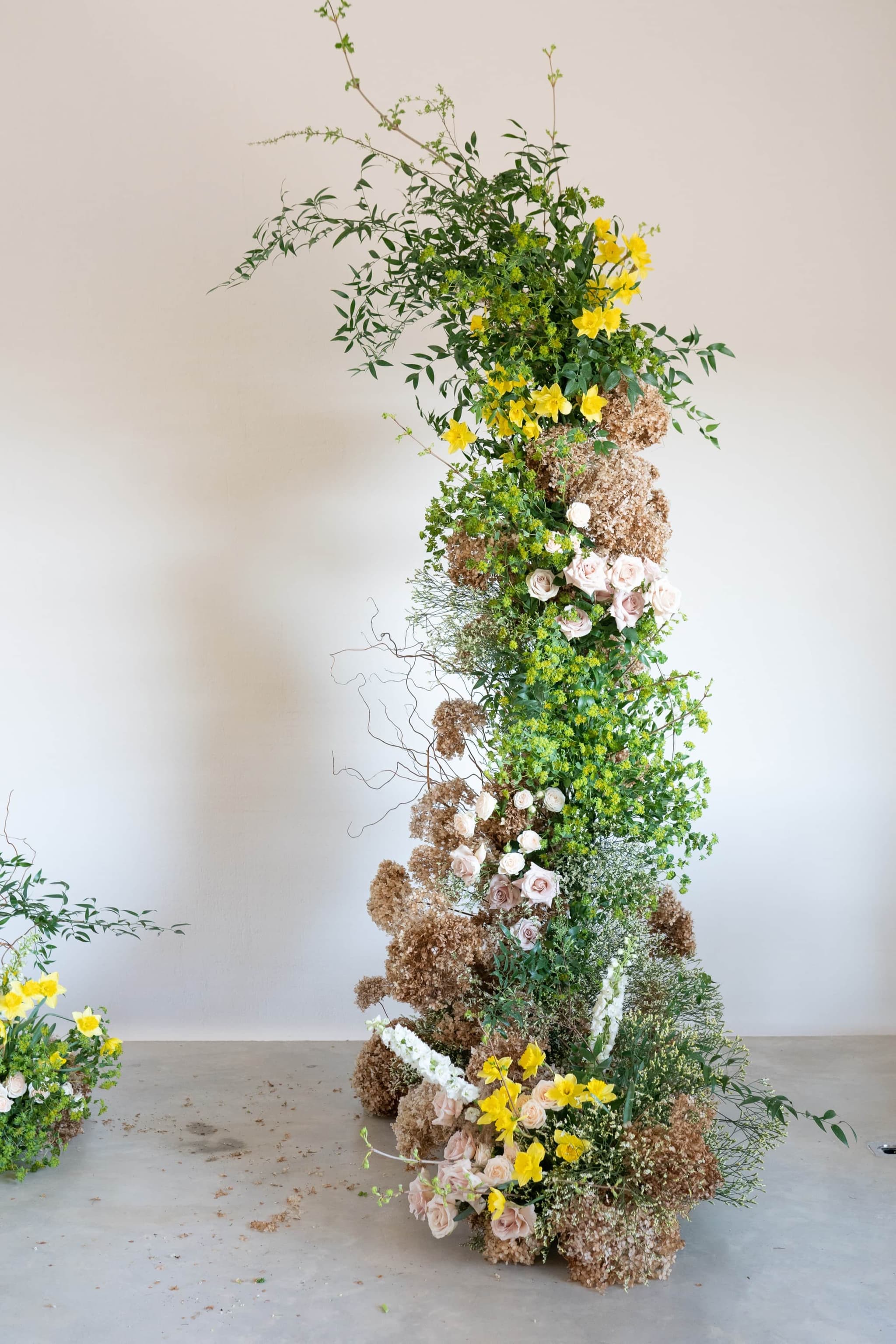 Florale Skulptur aus Wiesenblumen
