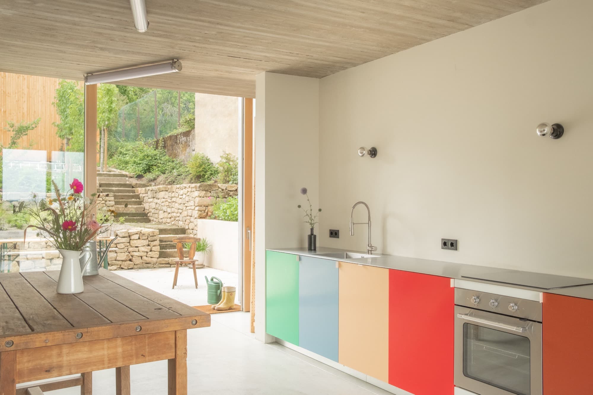 Bunte Designerküche mit Kamin