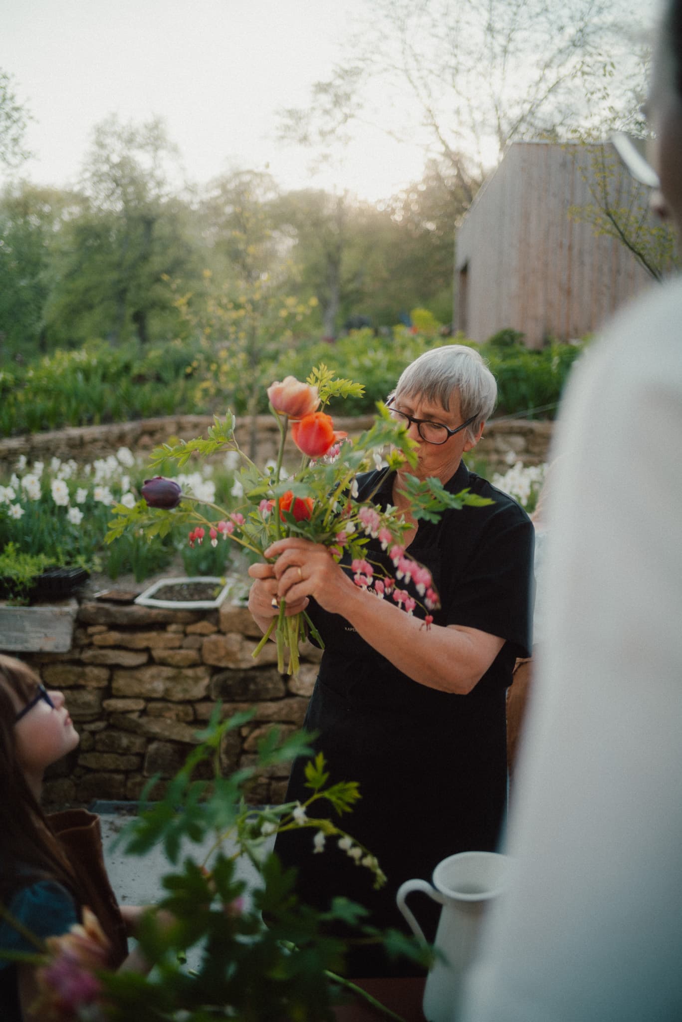 Stefanie mit Blumenstrauß im Garten